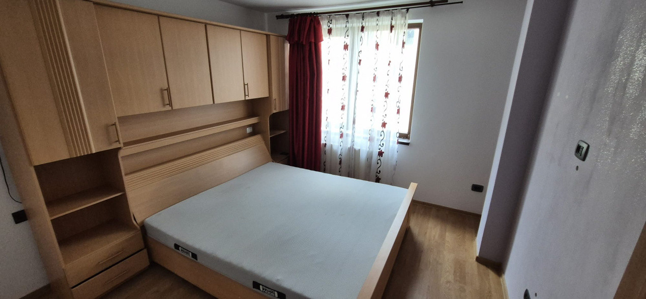 Apartament cu 3 camere, parcare, balcon, zona Terra