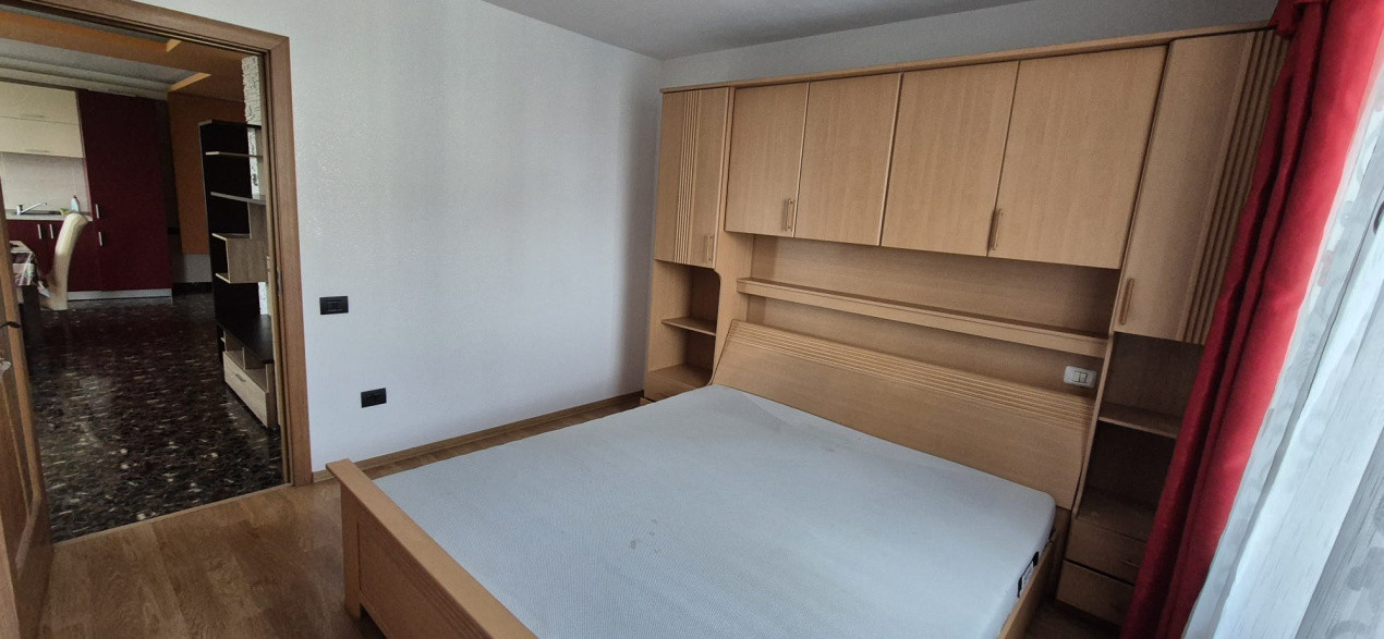 Apartament cu 3 camere, parcare, balcon, zona Terra