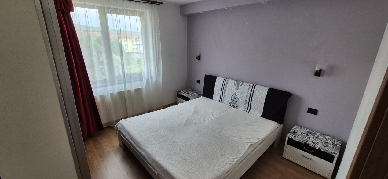 Apartament cu 3 camere, parcare, balcon, zona Terra