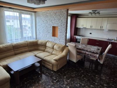 Apartament cu 3 camere, parcare, balcon, zona Terra