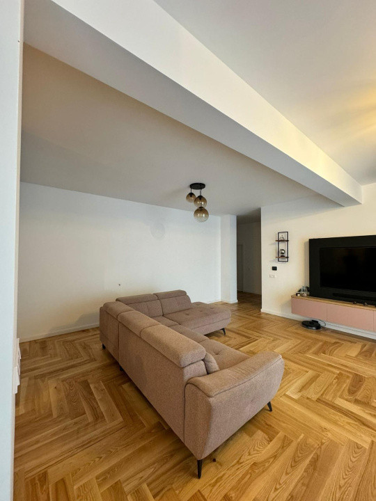 Apartament cu 4 camere, 105 mp, terasa de 50 mp, zona Teilor
