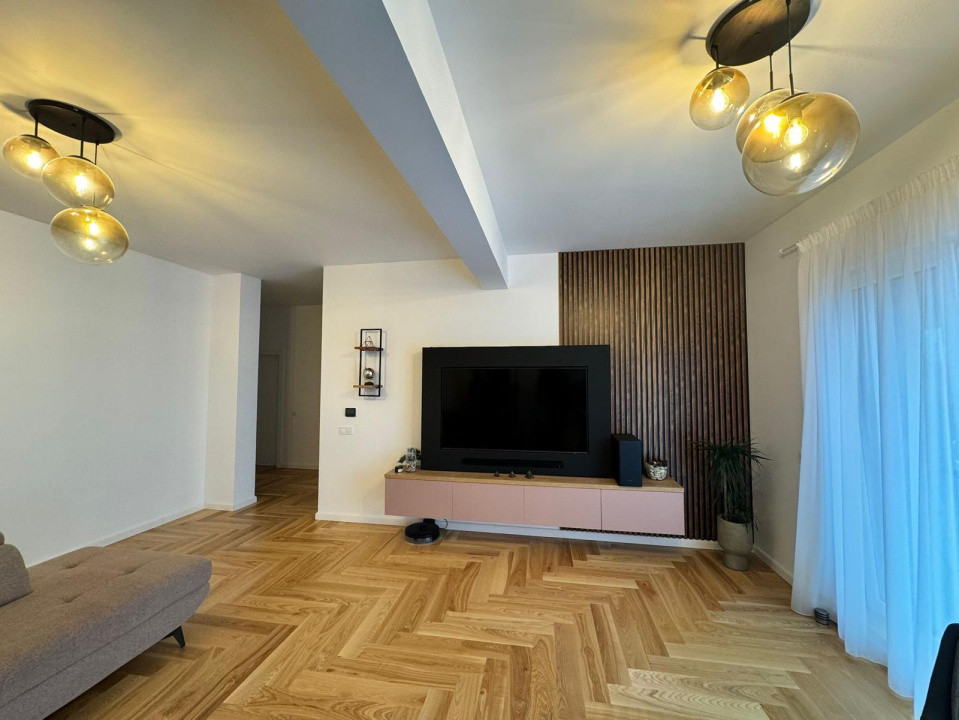 Apartament cu 4 camere, 105 mp, terasa de 50 mp, zona Teilor
