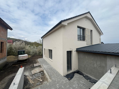 Casa 4 camere, 120 mp utili, teren, CF disponibil, zona Aerodromului Dezmir 
