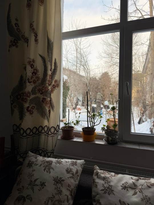 apartament la casa,cu o camera,parcare,gradina