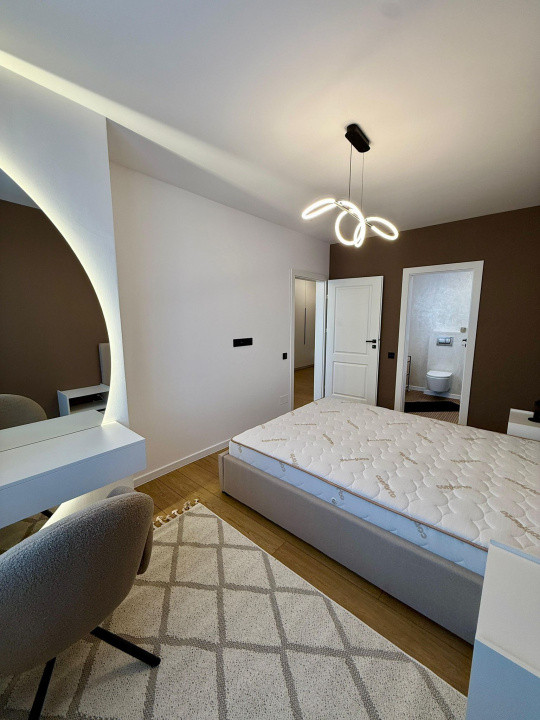 apartament cu 2 camere,2 bai,balcon,parcare,etaj intermediar,zona Parc Poligon