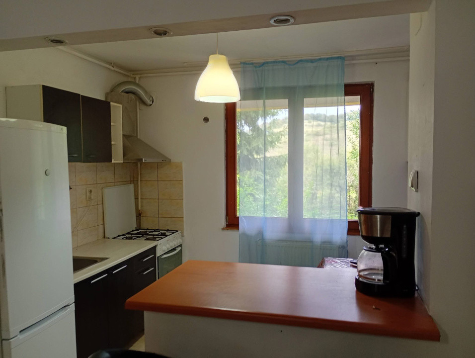 Apartament de inchiriat cu 2 camere , balcon zona Cetatea Fetei
