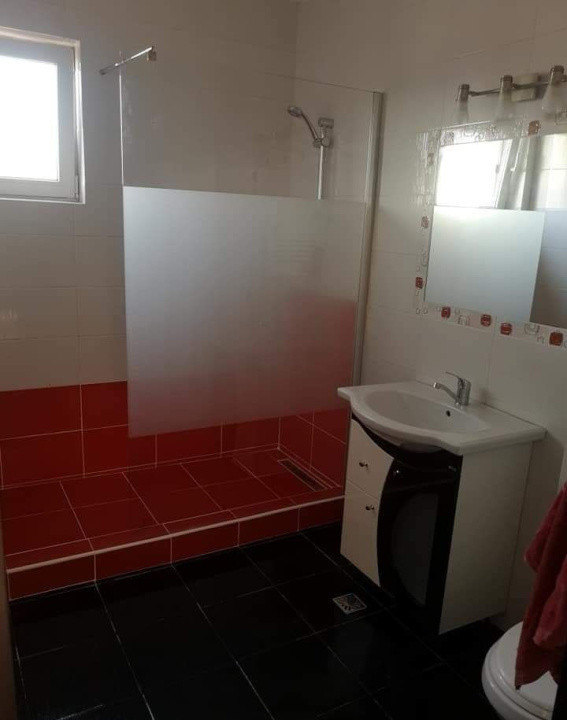 Aparament 3 camere ,2 balcoane , zona Parcul Poligon 