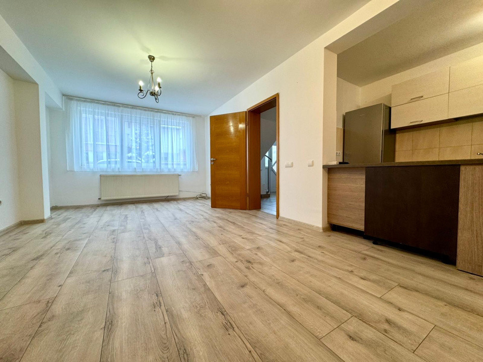 Casă tip duplex, 4 camere, 105 mp, 2 parcari, curte, zona Eugen Ionesco