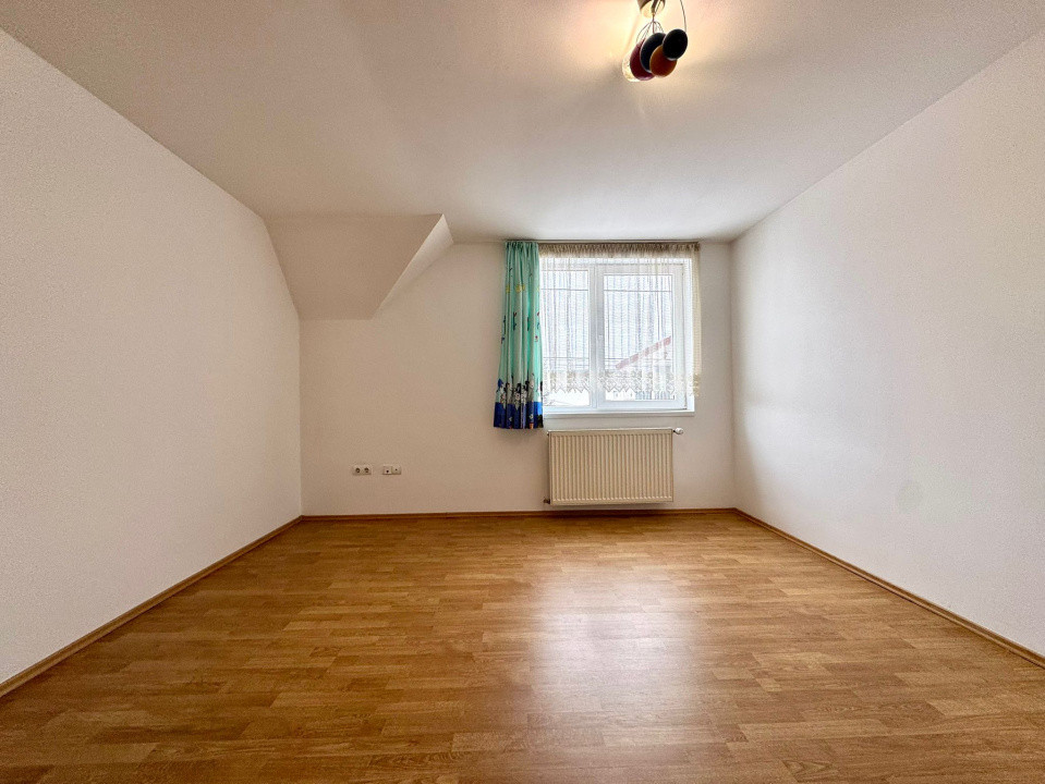 Casă tip duplex, 4 camere, 105 mp, 2 parcari, curte, zona Eugen Ionesco