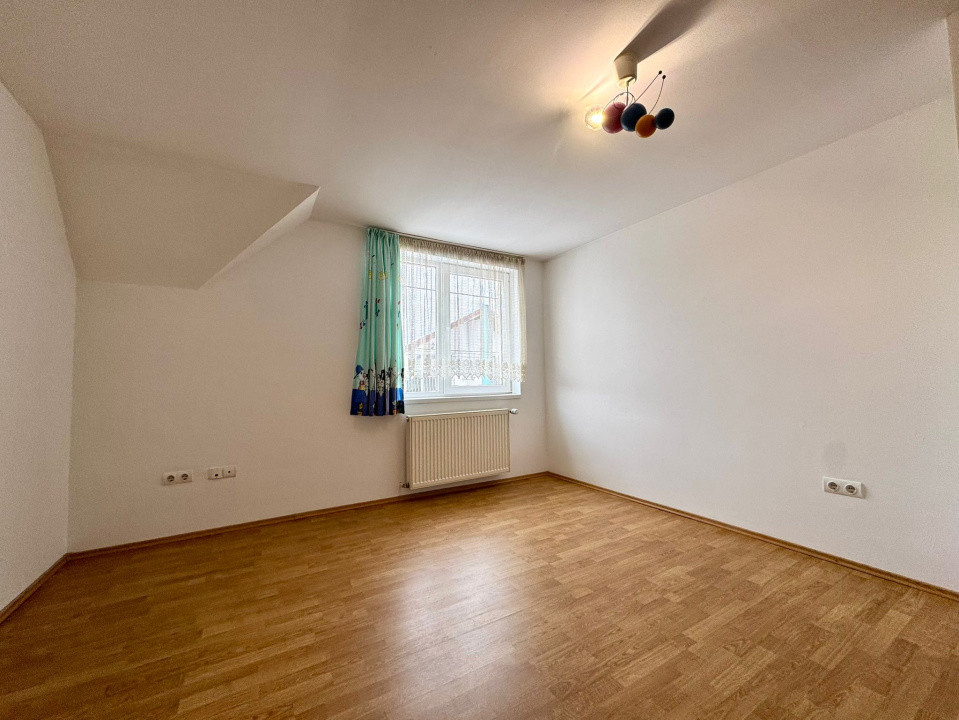 Casă tip duplex, 4 camere, 105 mp, 2 parcari, curte, zona Eugen Ionesco