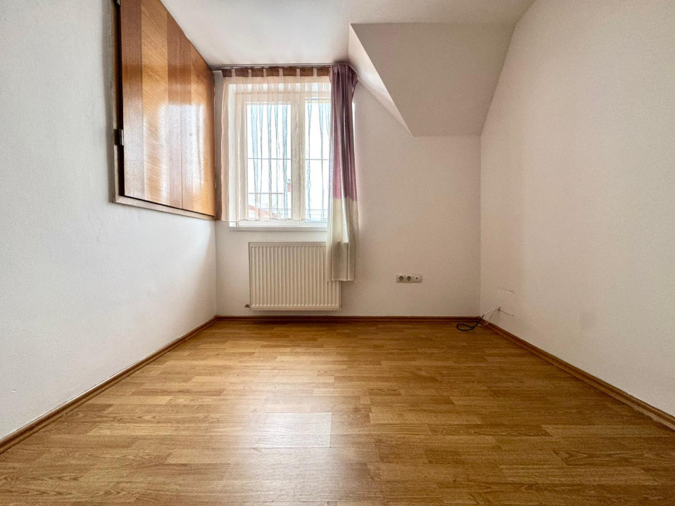 Casă tip duplex, 4 camere, 105 mp, 2 parcari, curte, zona Eugen Ionesco