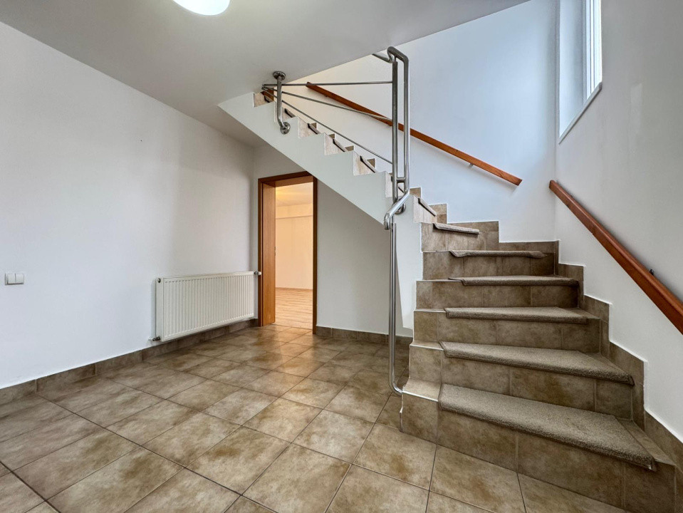 Casă tip duplex, 4 camere, 105 mp, 2 parcari, curte, zona Eugen Ionesco