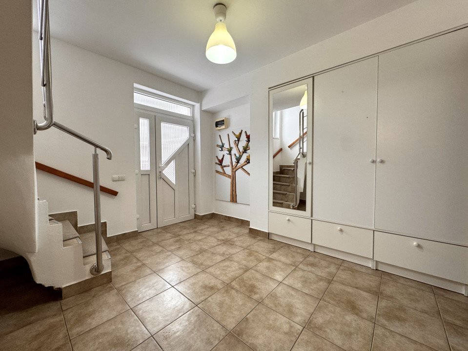 Casă tip duplex, 4 camere, 105 mp, 2 parcari, curte, zona Eugen Ionesco