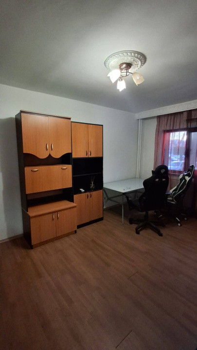 Apartament cu 3 camere, 65 mp, decomandat, zona Aurel Vlaicu