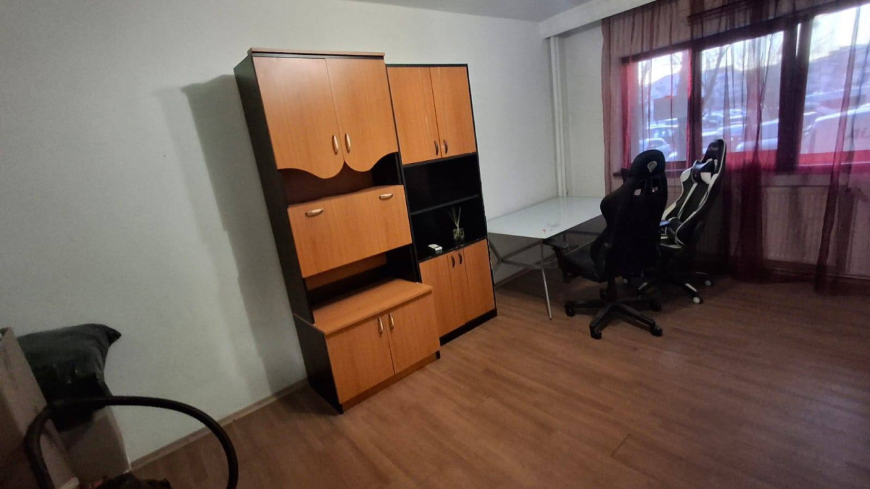 Apartament cu 3 camere, 65 mp, decomandat, zona Aurel Vlaicu