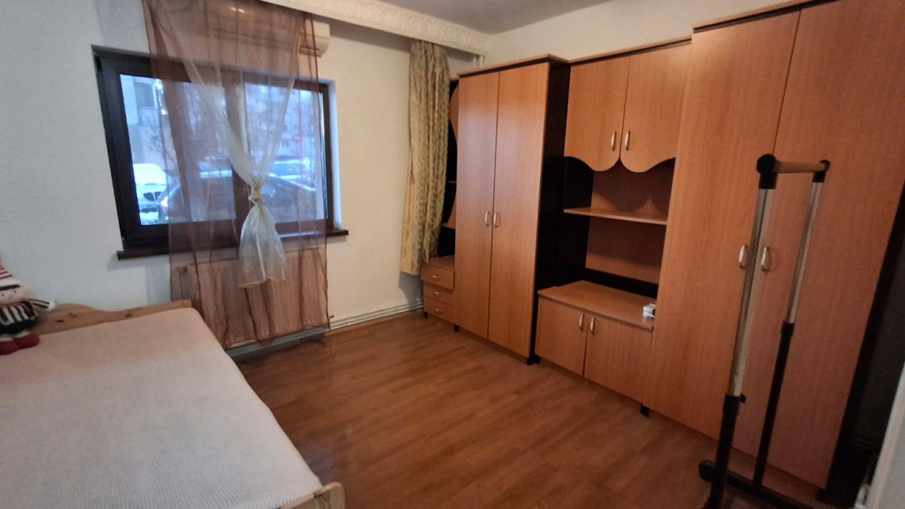 Apartament cu 3 camere, 65 mp, decomandat, zona Aurel Vlaicu