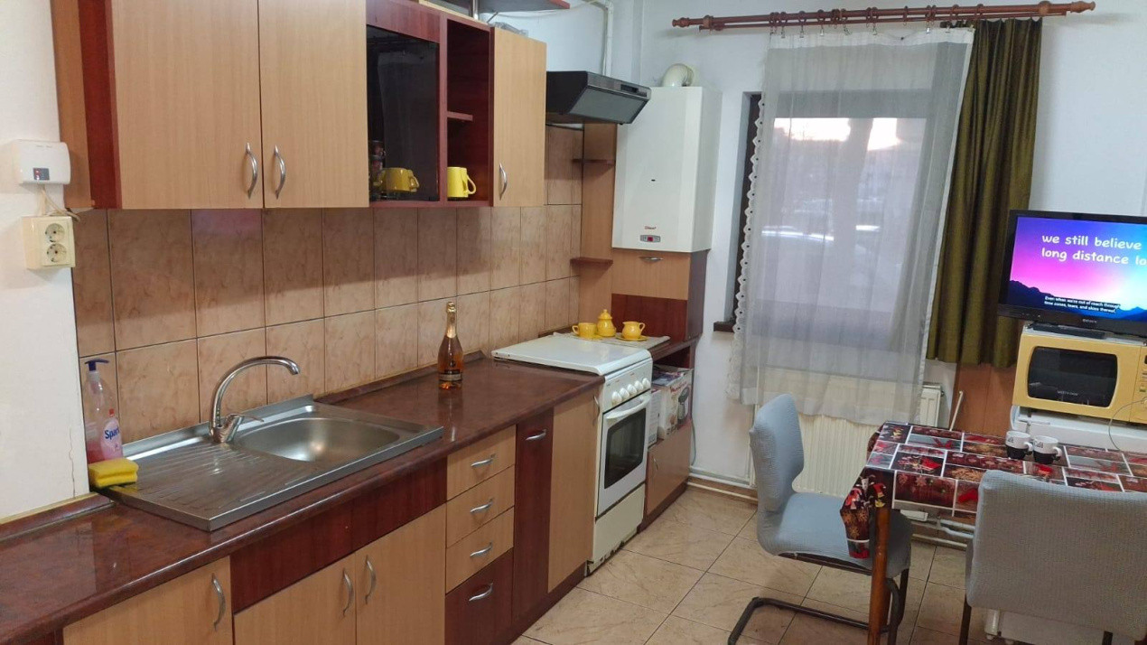 Apartament cu 3 camere, 65 mp, decomandat, zona Aurel Vlaicu