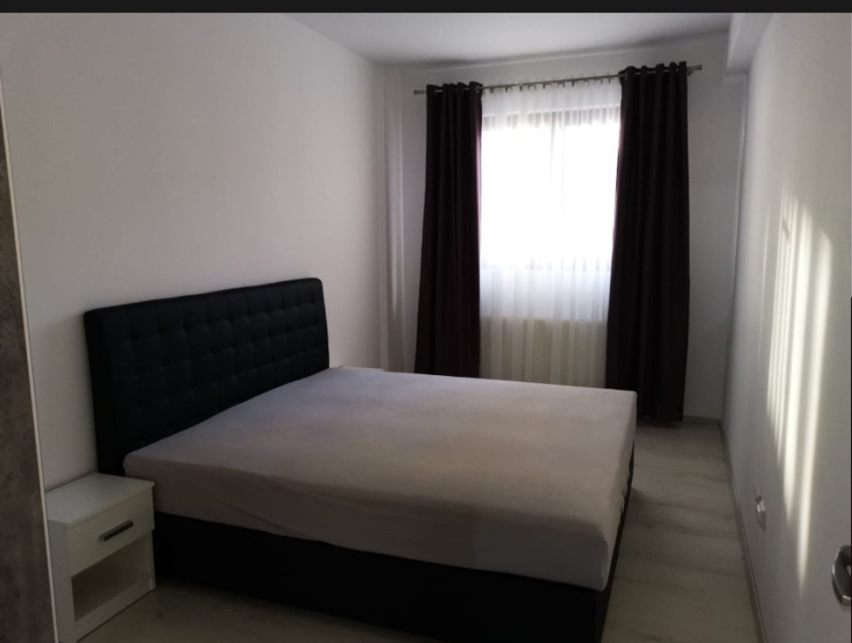 Se vinde apartament cu 3 camere, 77 mp, terasa 68 mp, parcare, zona Baciu