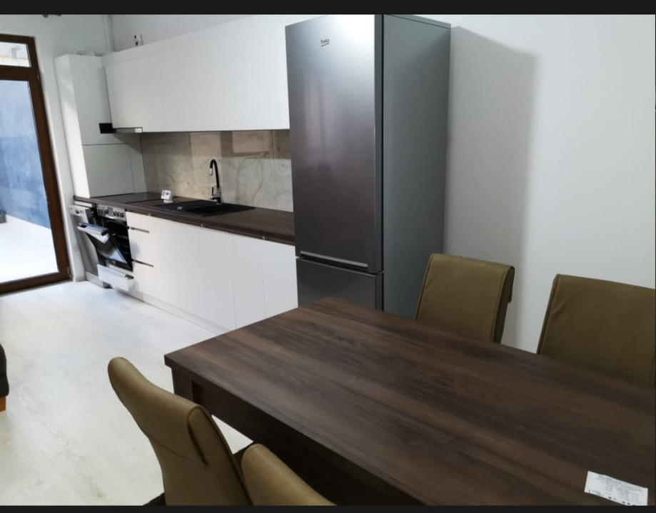 Se vinde apartament cu 3 camere, 77 mp, terasa 68 mp, parcare, zona Baciu