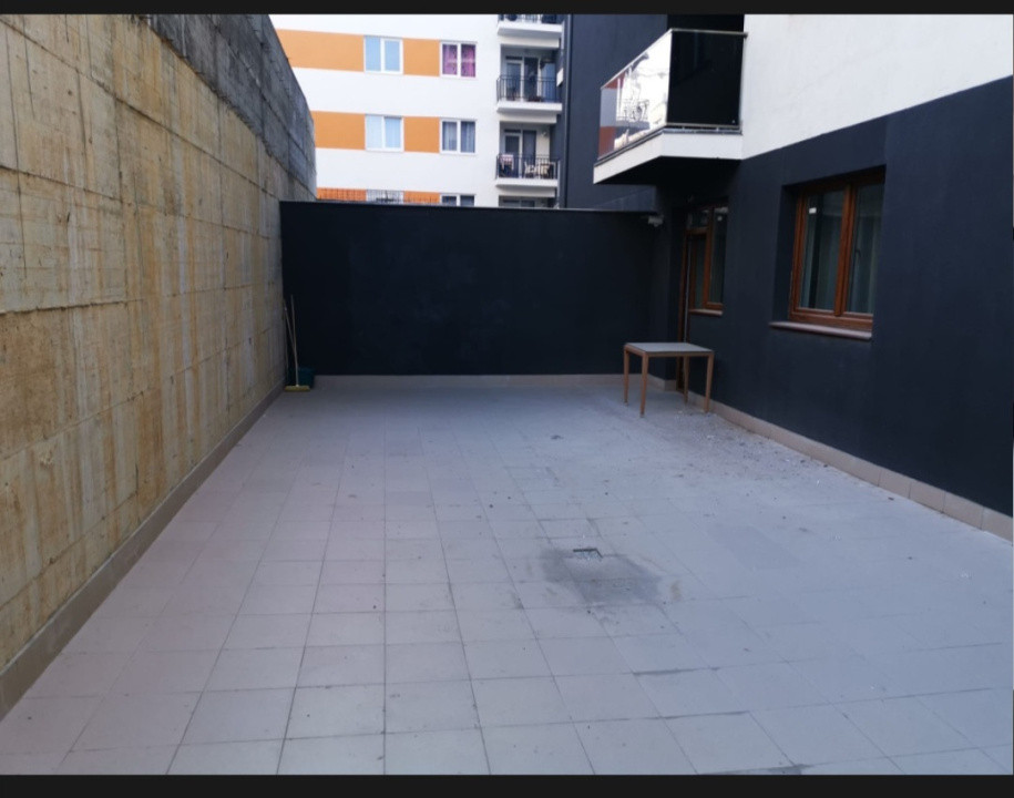 Se vinde apartament cu 3 camere, 77 mp, terasa 68 mp, parcare, zona Baciu