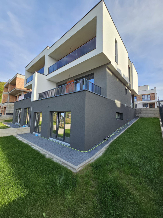 Duplex de vanzare, 3 nivele, 170 mp, teren 270 mp, zona Narciselor 