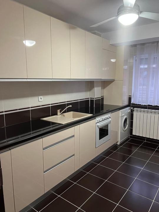 Apartament cu o camera, 39 mp, balcon, zona Stejarului