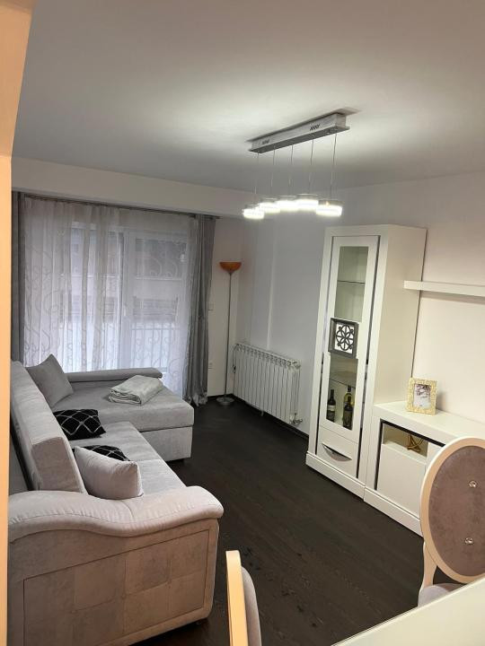 Apartament cu o camera, 39 mp, balcon, zona Stejarului