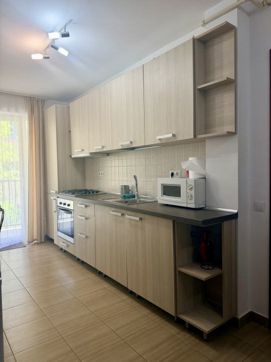 Apartament de 52 mp utili+balcon 10 mp,etaj intermediar,zona Florilor