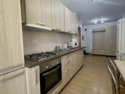 Apartament de 52 mp utili+balcon 10 mp,etaj intermediar,zona Florilor