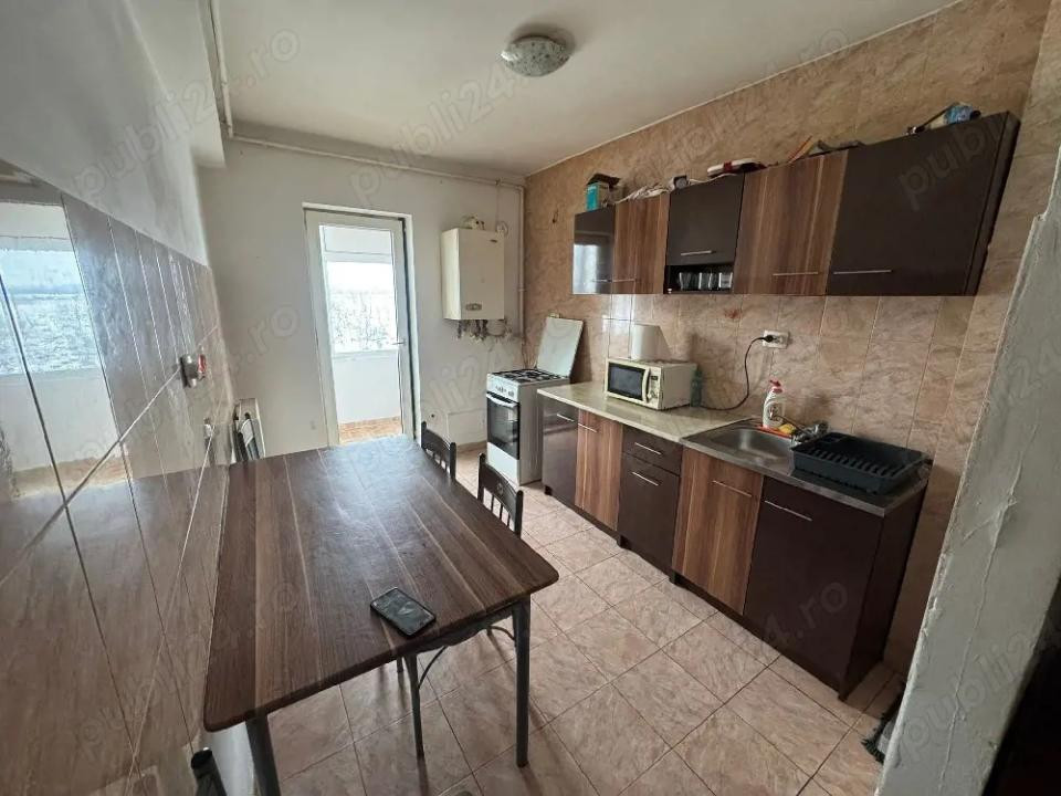 Apartament cu 2 camere, decomandat, balcon, zona Terra