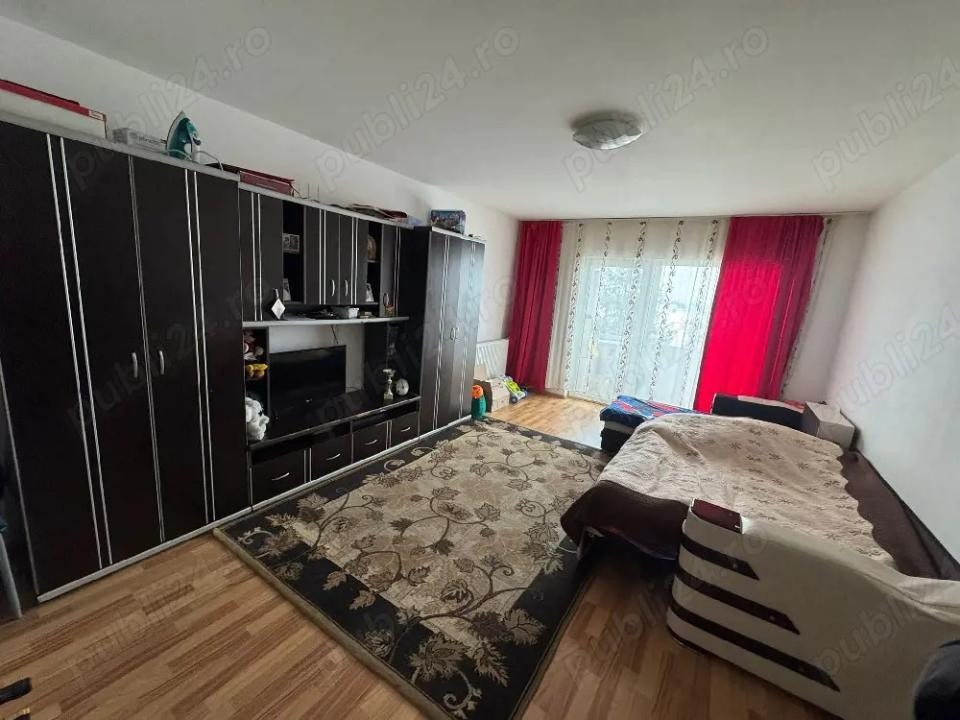 Apartament cu 2 camere, decomandat, balcon, zona Terra