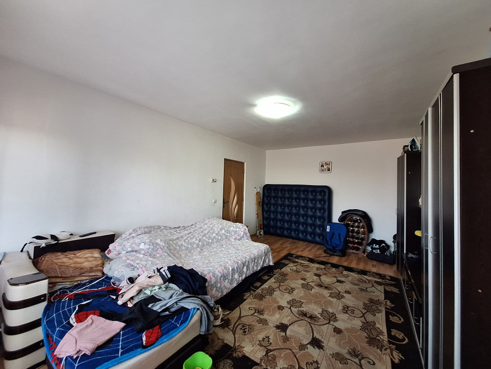 Apartament cu 2 camere, decomandat, balcon, zona Terra