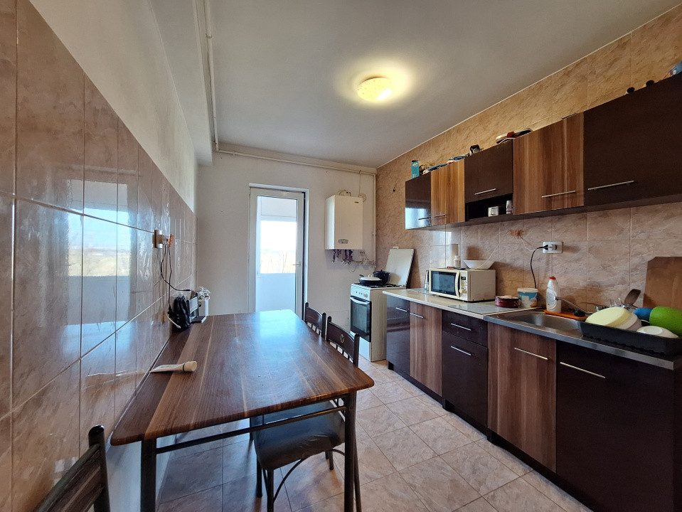 Apartament cu 2 camere, decomandat, balcon, zona Terra