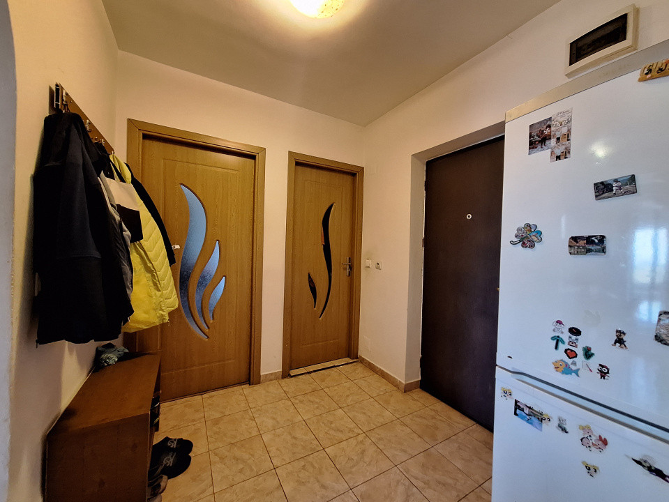 Apartament cu 2 camere, decomandat, balcon, zona Terra