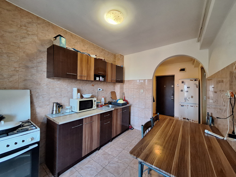 Apartament cu 2 camere, decomandat, balcon, zona Terra