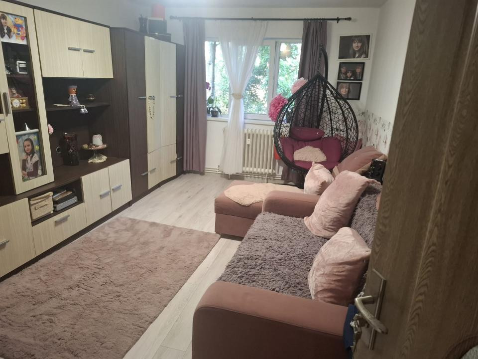 Apartament cu 3 camere, 63 mp, decomandat, zona strazii Mehedinti