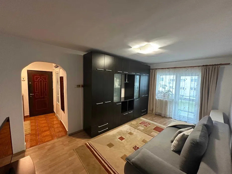 Apartament cu 3 camere, decomandat, etaj intermediar, Zona strazii Brates