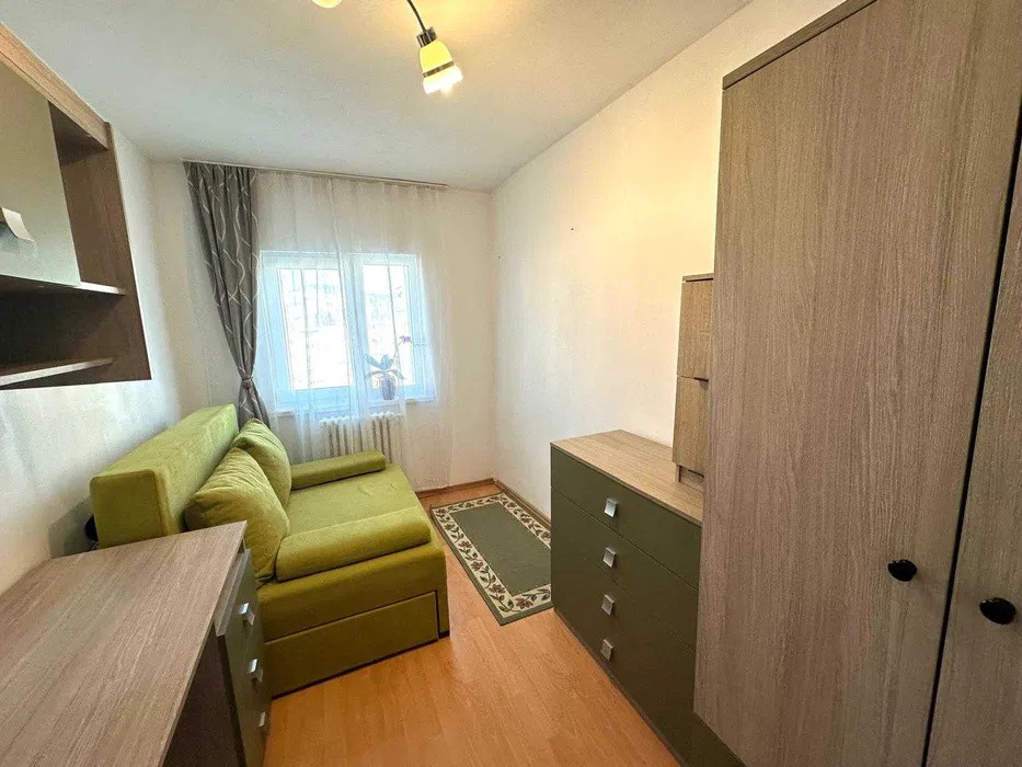 Apartament cu 3 camere, decomandat, etaj intermediar, Zona strazii Brates