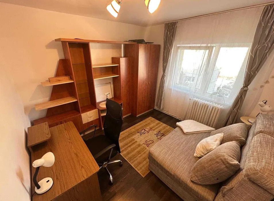 Apartament cu 3 camere, decomandat, etaj intermediar, Zona strazii Brates