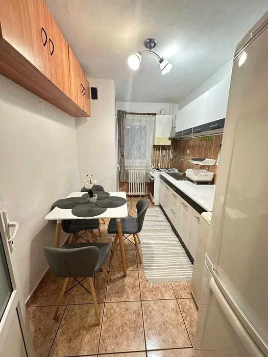 Apartament cu 3 camere, decomandat, etaj intermediar, Zona strazii Brates