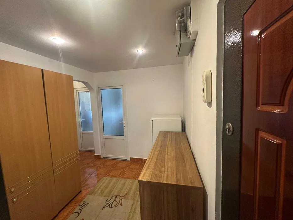 Apartament cu 3 camere, decomandat, etaj intermediar, Zona strazii Brates