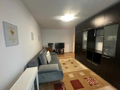 Apartament cu 3 camere, decomandat, etaj intermediar, Zona strazii Brates