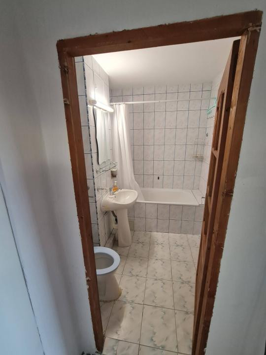 Apartament 3 camere, 2 bai,decomandat, 78 mp, etaj intemediar, parcare, Calvaria