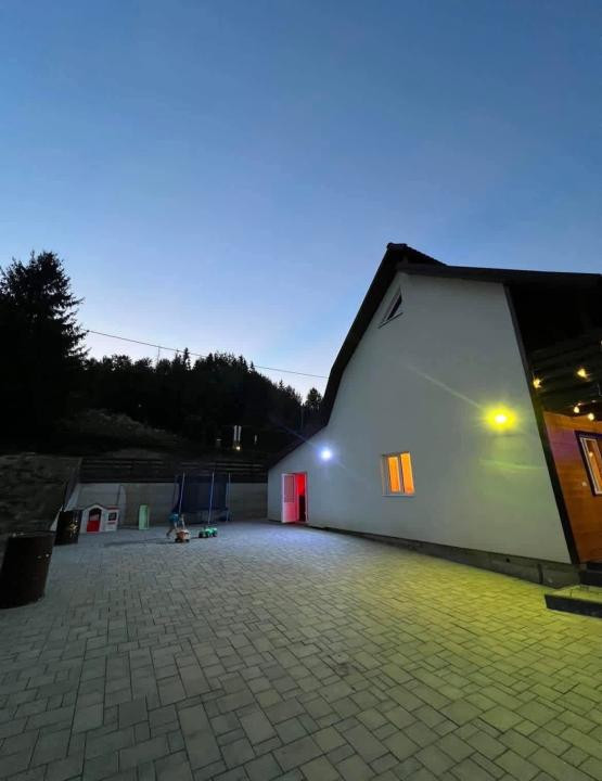 Cabana la Lac Colibița 8 camere, terase si 1650 mp teren