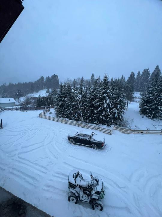 Cabana la Lac Colibița 8 camere, terase si 1650 mp teren