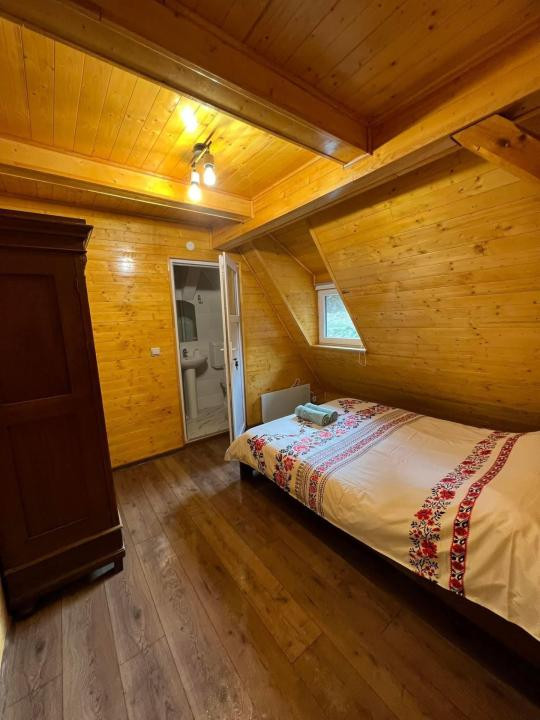 Cabana la Lac Colibița 8 camere, terase si 1650 mp teren