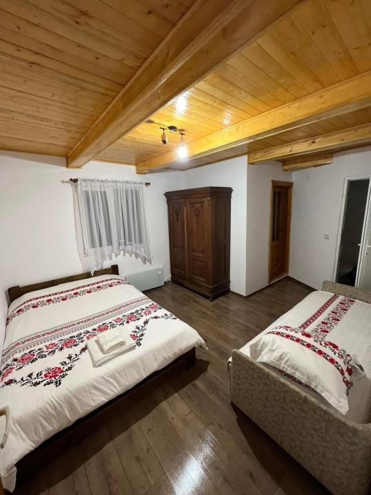 Cabana la Lac Colibița 8 camere, terase si 1650 mp teren