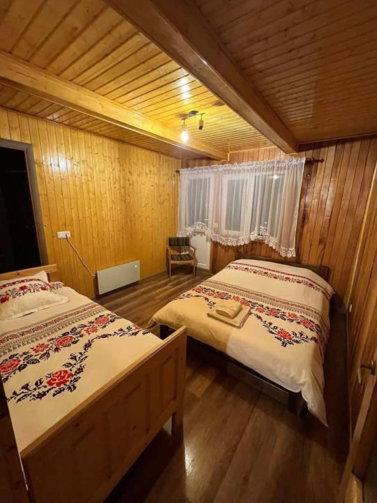 Cabana la Lac Colibița 8 camere, terase si 1650 mp teren