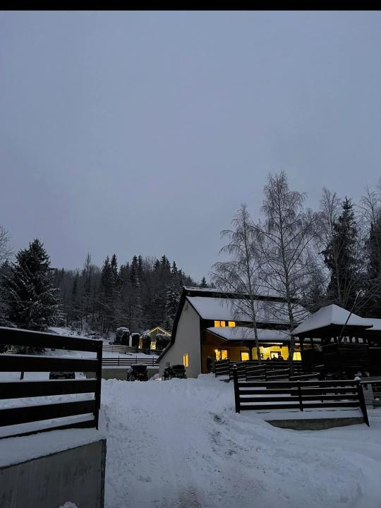 Cabana la Lac Colibița 8 camere, terase si 1650 mp teren