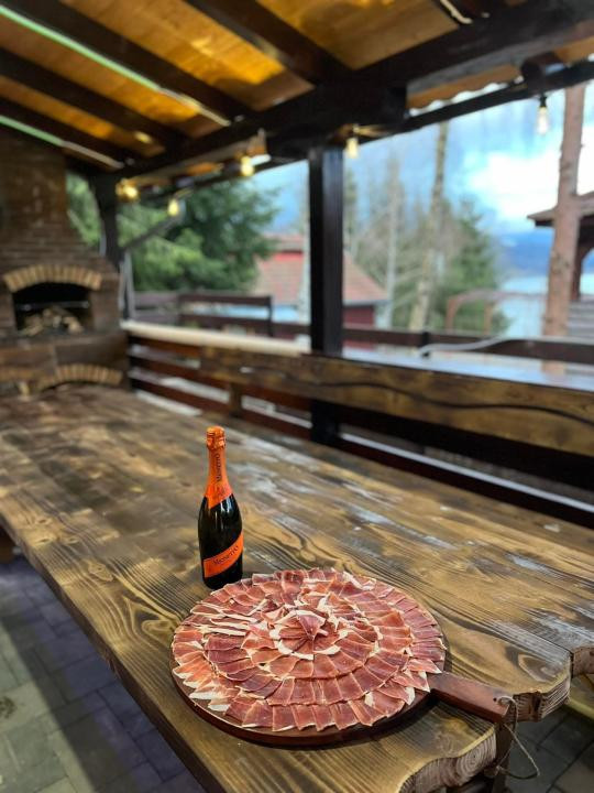 Cabana la Lac Colibița 8 camere, terase si 1650 mp teren
